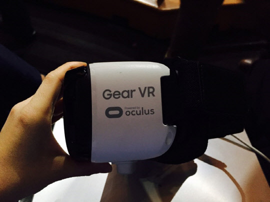 지난 2월 모바일월드콩그레스(MWC)에서 열린 '갤럭시S7' 언팩 때와 마찬가지로, 이 날 행사에도 기어VR을 전 좌석에 비치해 제품을 VR콘텐츠 영상으로 소개하기도 했다.